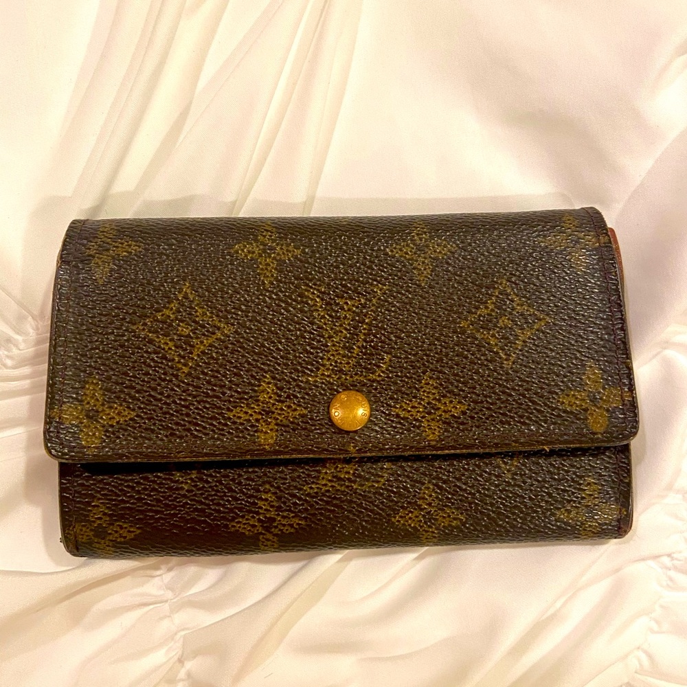 Preloved Louis Vuitton Wallet- Luxury!